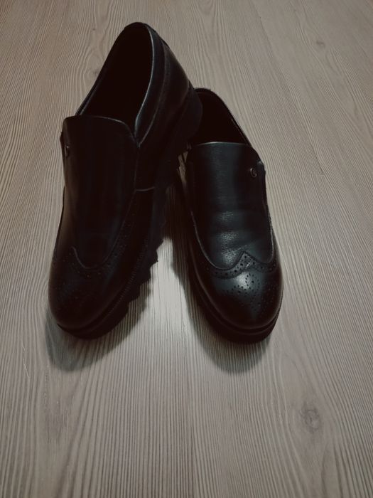 Продам 2 пары школьной кожаной  обуви в отличном состояние.