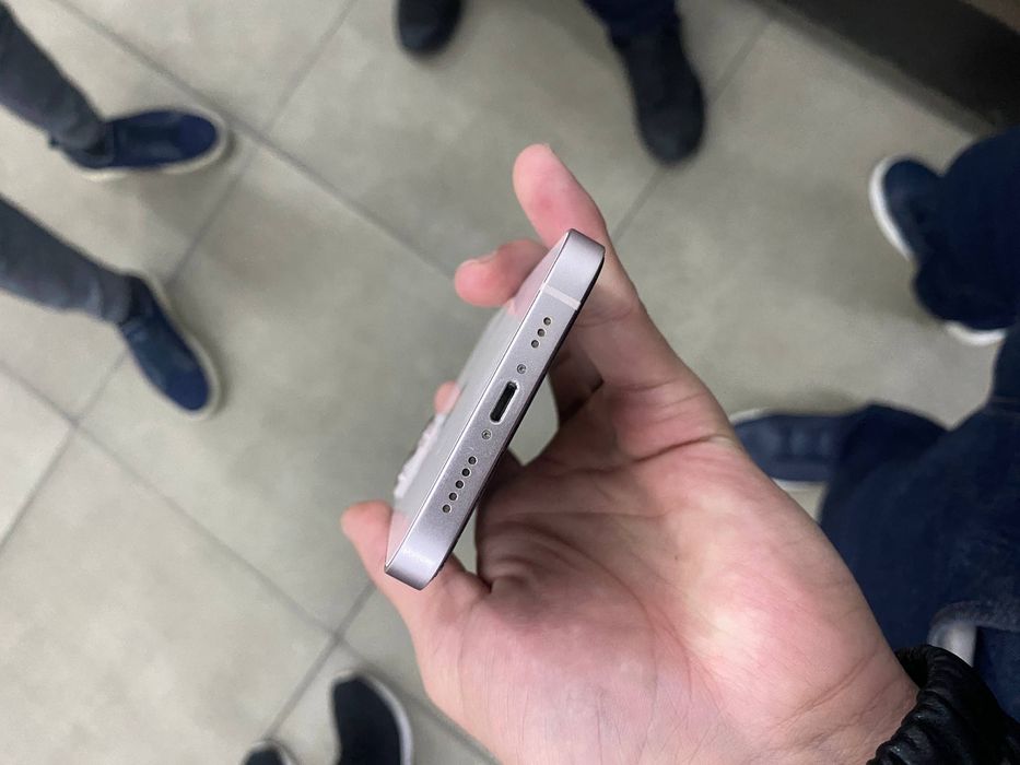 iPhone 13 с документами