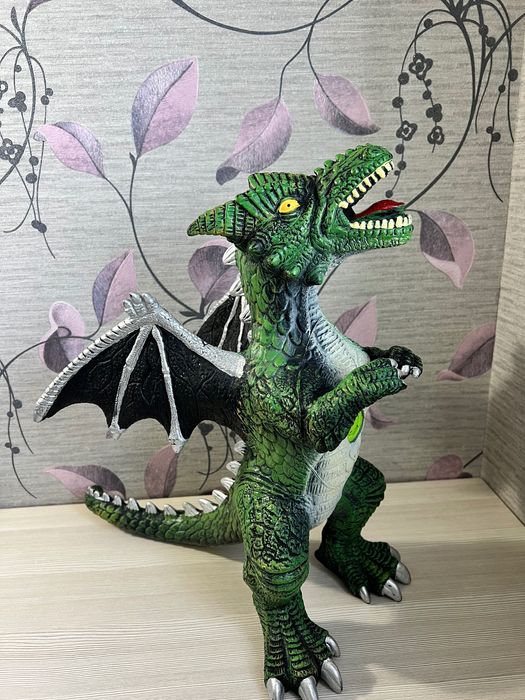 Красивая игрушка Динозавр