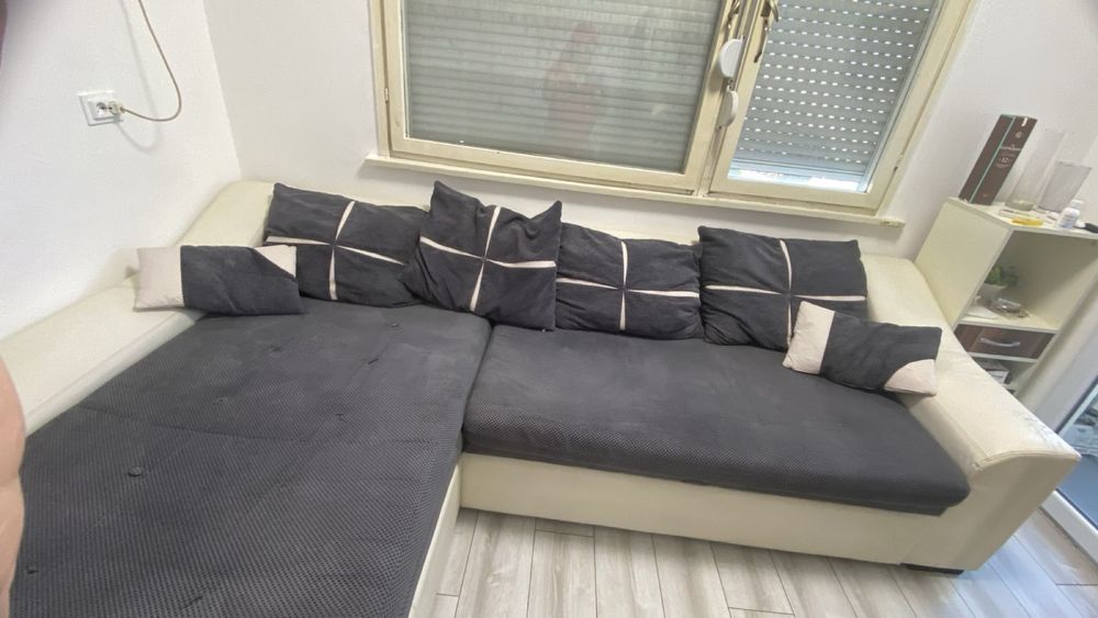 Ъглов диван.