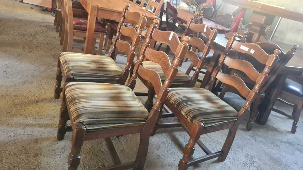 Масивен стол с орнаменти и дамаска от плюш