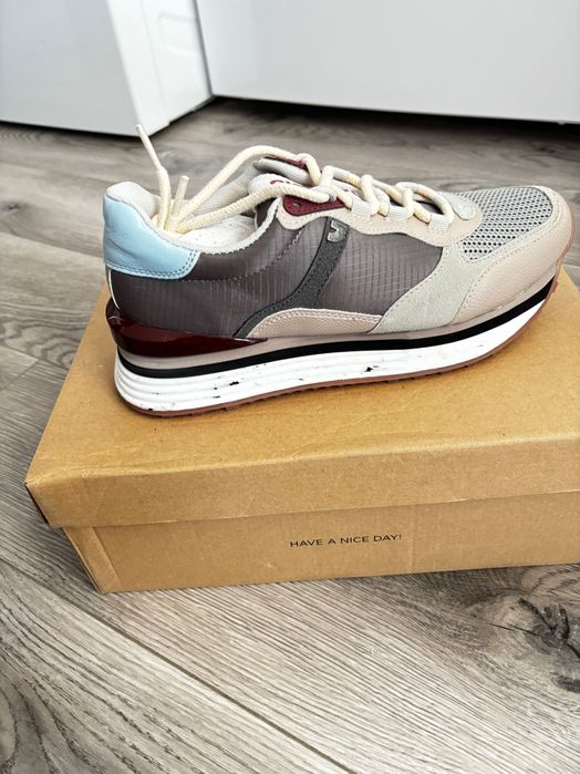 Чисто нови сникърси!