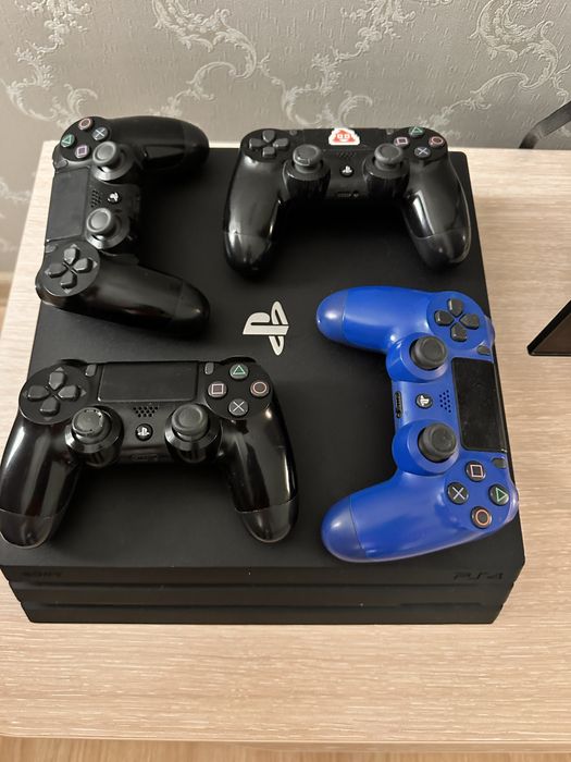 Продам Sony PlayStation 4 Slim с 4 джойстиками