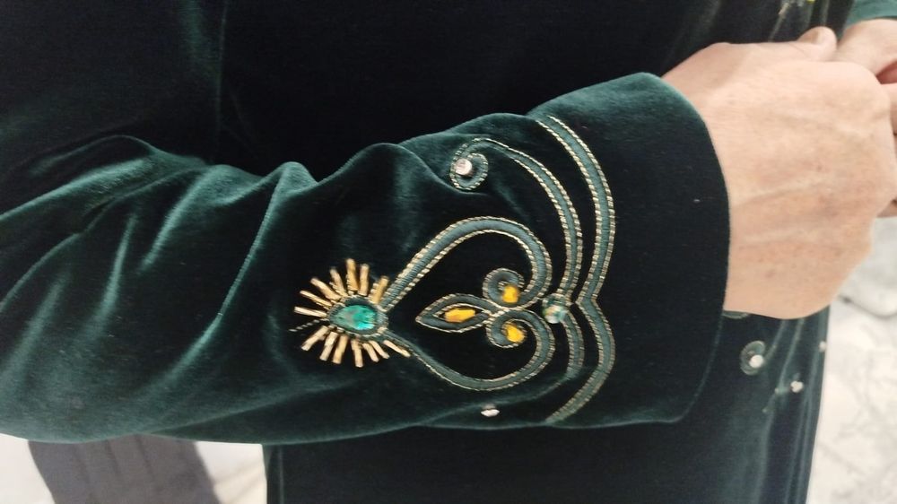 Красивый женский бархатный чапан