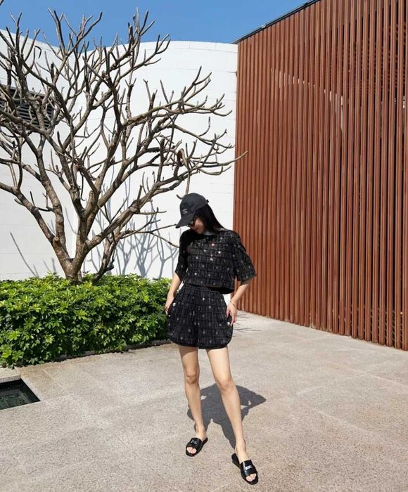 Шлёпанцы чёрные.