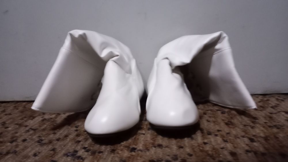 Бели ботуши с панделка