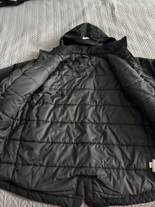 Юношеско яке NIKE , размер L-G . Цена 40€.