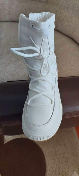 Продам белые  дутыщи