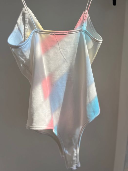 Бяло боди с изрязано деколте