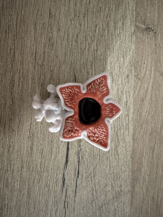 Vând figurine Stranger Things kinder joy