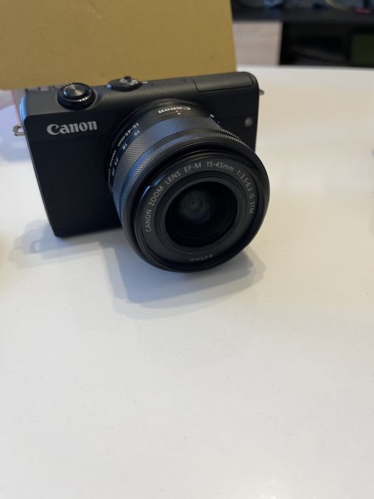 Canon EOS M200 с обектив