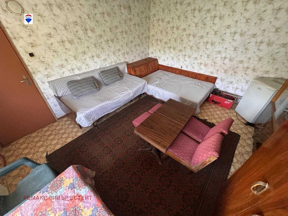 Къща на два етажа за продажба в с. Божичен