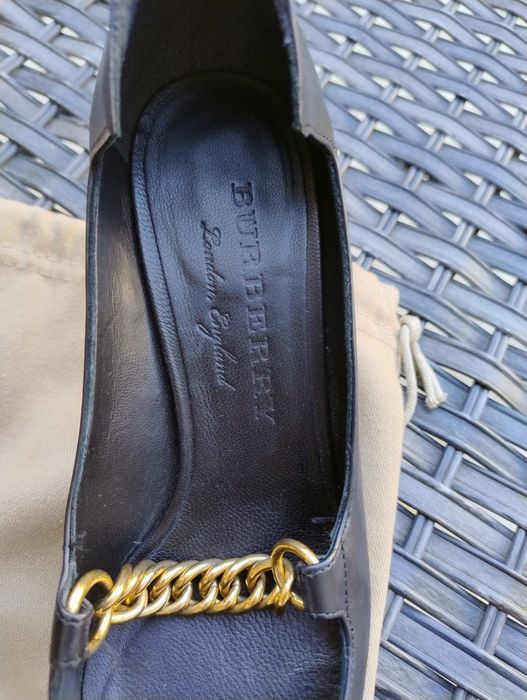 Vând pantofi burberry