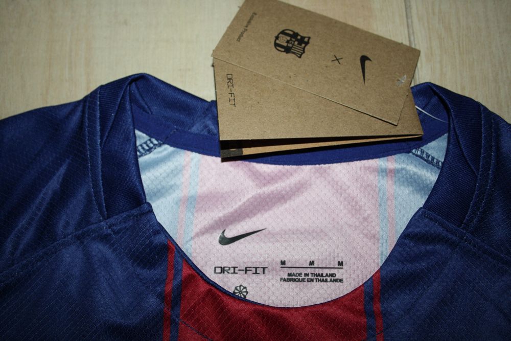 FC Barcelona 25/26 домакински екип