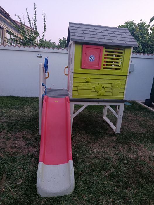 Căsuța smoby cu topogan cu apa