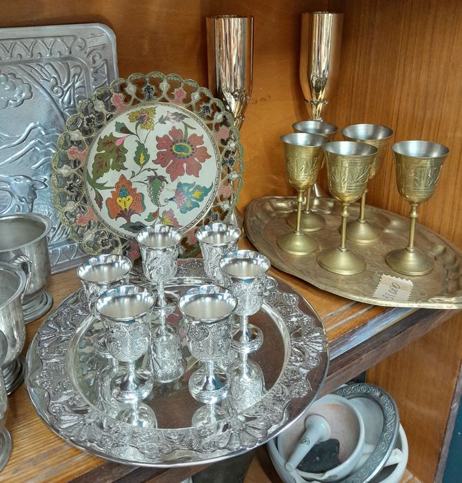 Посуда из металла ретро.