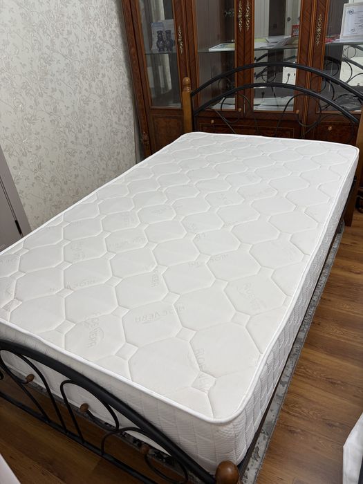 Кровать с матрасом