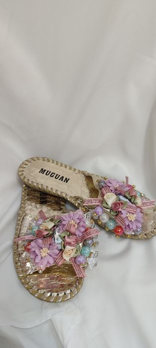Продаются нарядные шлепанцы MUGUAN