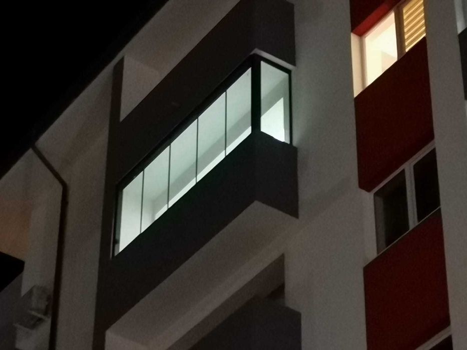 Executam la comanda inchideri balcoane si terase cu sticla