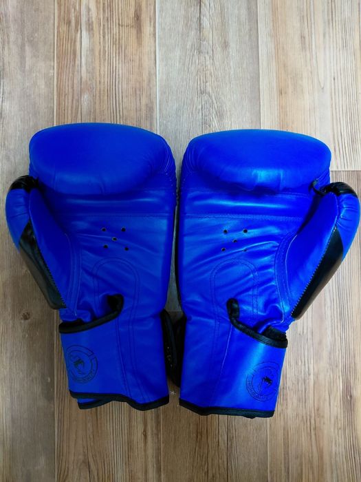 Боксерские перчатки Venum