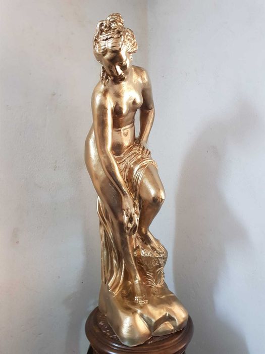 Statueta de dimensiuni mari!