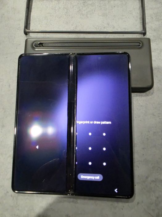 Продавам samsung galaxy zfold 5