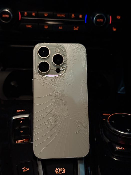 Vand iPhone 15 pro nu porneste