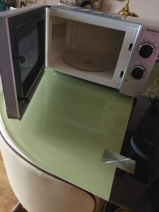 Cuptor microunde funcționează bine mai multe detalii la telefon