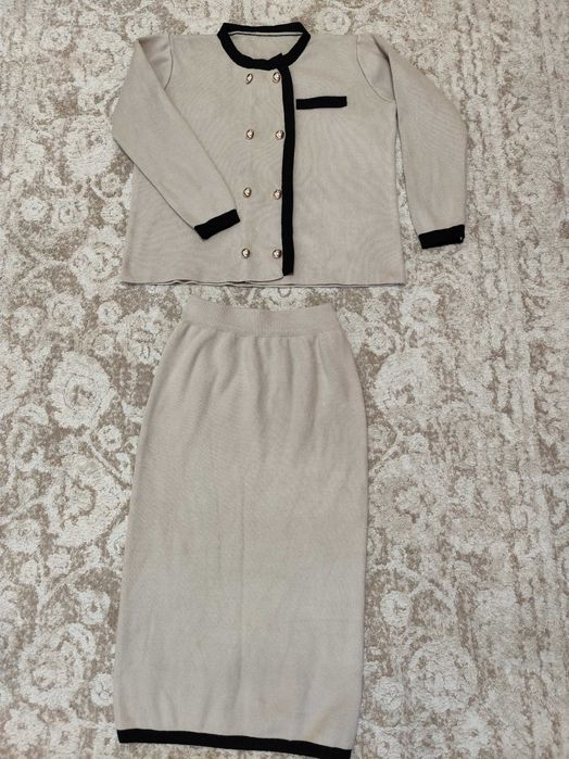 Costum cu fusta midi