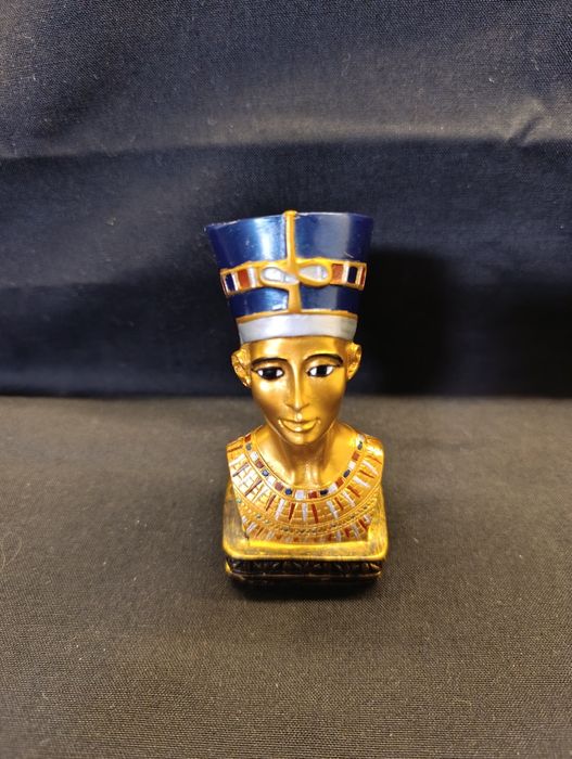 Бюст на Нефертити