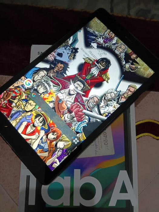 Tab A планшет ұсталған.