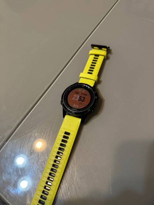 garmin fenix 5. нархини келишшамиз(в подарок 2 ремешка и зарядка)