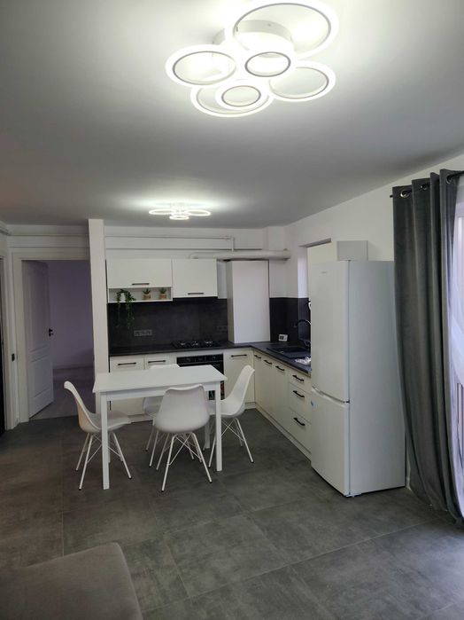 Central inchiriez apartament  3 camere 72 mp et l ,imobil nou