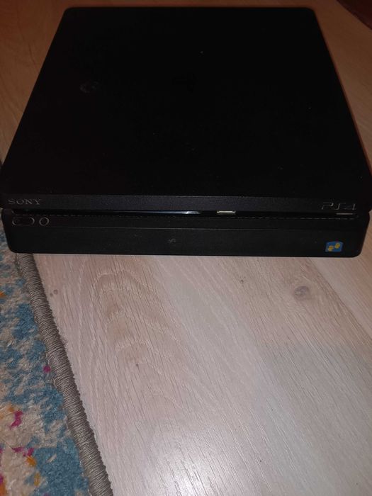 Vând PS4 slim cu 4 jocuri, fara manetă
