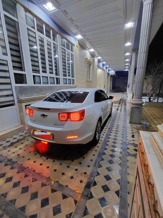 Malibu 1 pazitsiya-3 juda yaxshi xolatda rangi oq