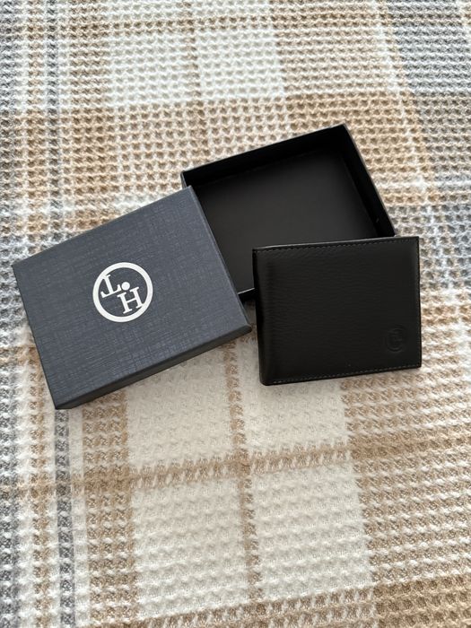 Подается портмоне из натуральной кожи