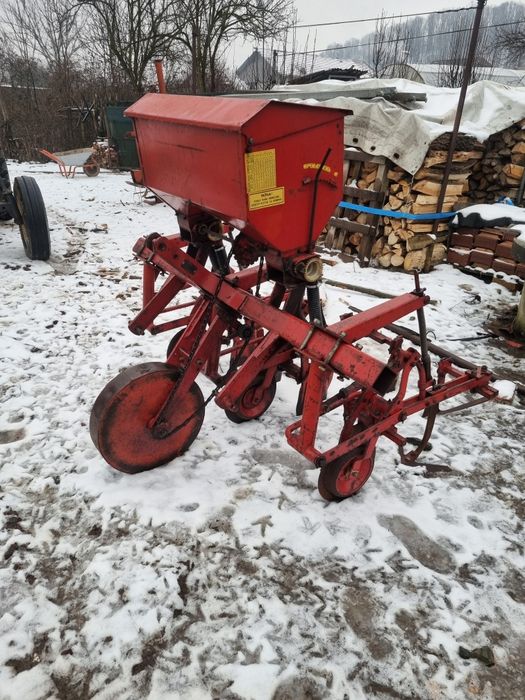 Cultivator cu fertilizare