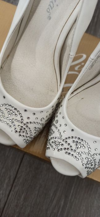 Дамски бели обувки