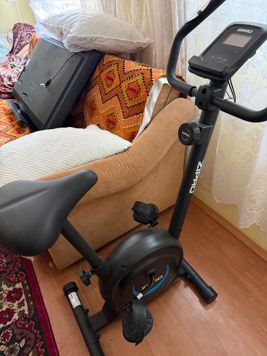 Bicicleta fitness Zipro One S Volanta 4.5kg110 kg, rezistenta: Magnetica,  8 nivele, cu afisaj cu masurarea pulsului, cu suport bidon