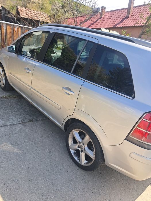 Opel Zafira model 2006