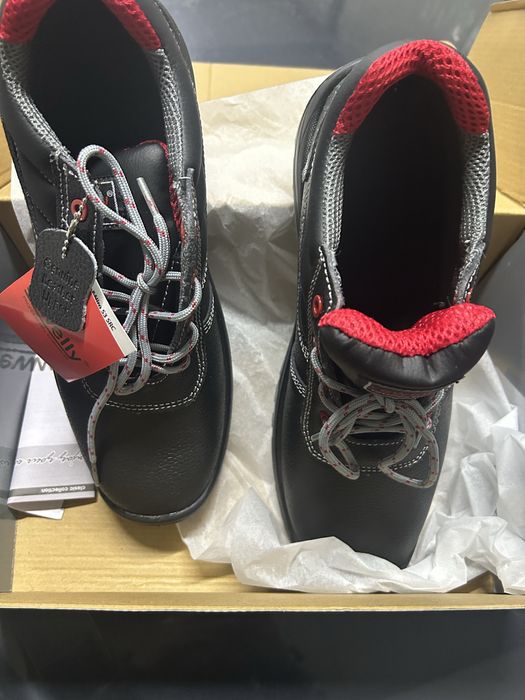 Чисто нови работни обувки !!!