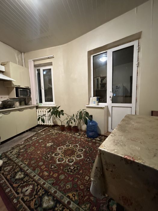 СРОЧНО продоется 4 комнатная квартира в массив Чорсу + гараж