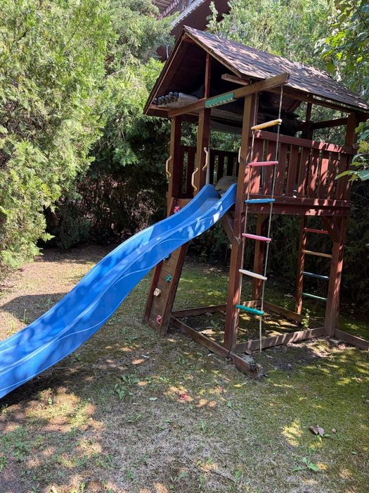 Căsuța de jucărie cu topogan