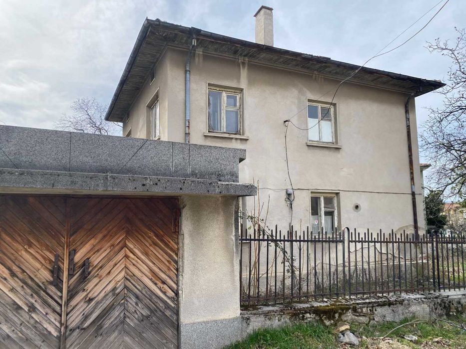 КЪЩА с РЗП 160 кв.м., двор 566 кв.м., град Карлово