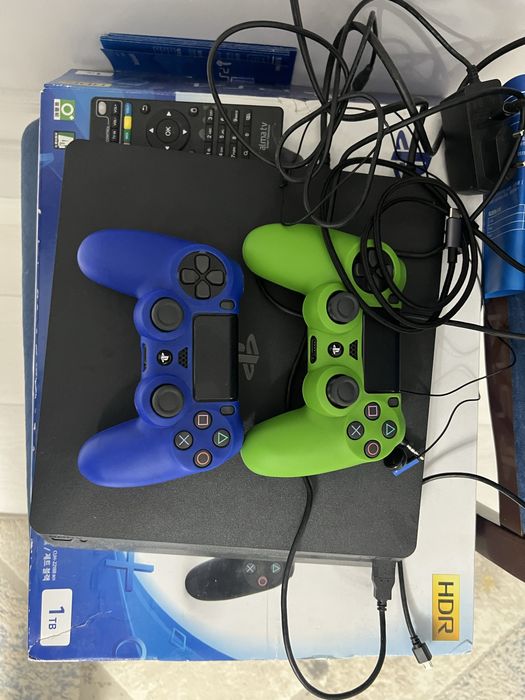 Продам PS4 новый