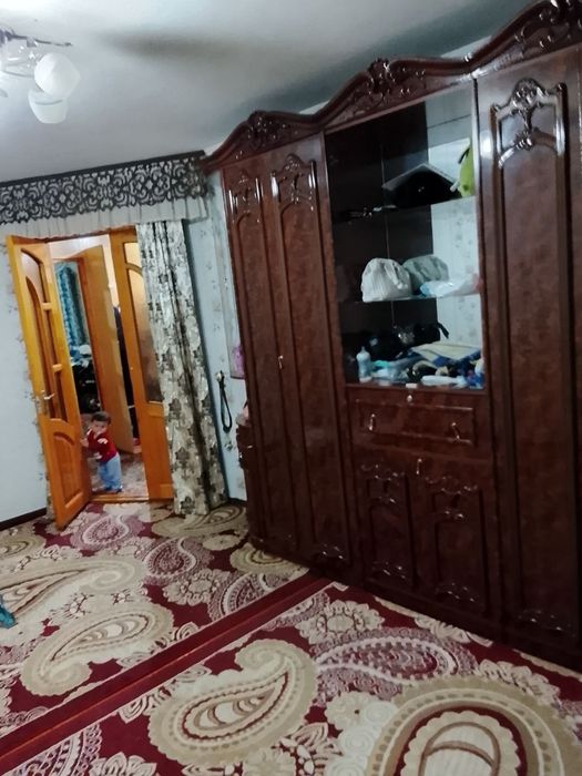 Qorasaroyda 3 xonali uy sotiladi