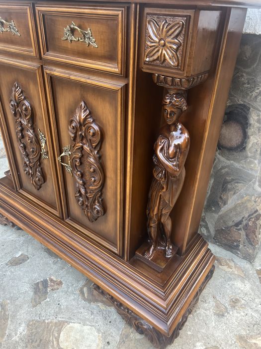 Comoda hol cu statuete si oglinda !