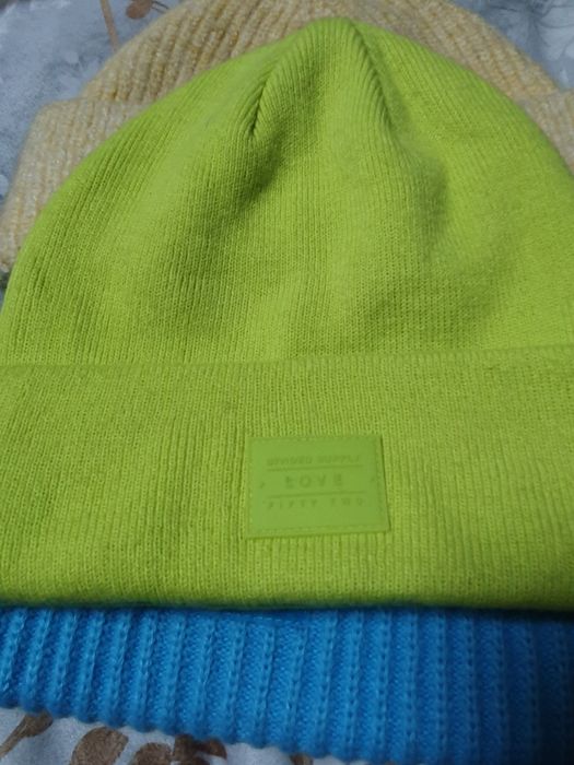 Шапки зимни за ученичка. Заедно 25лв