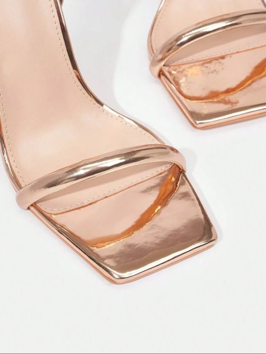 Златни обувки на висок ток