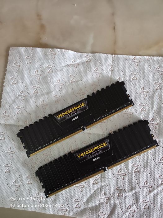 Vând Memorie Ram Corsair Vengeance LPX 16gb 3000Mhz
